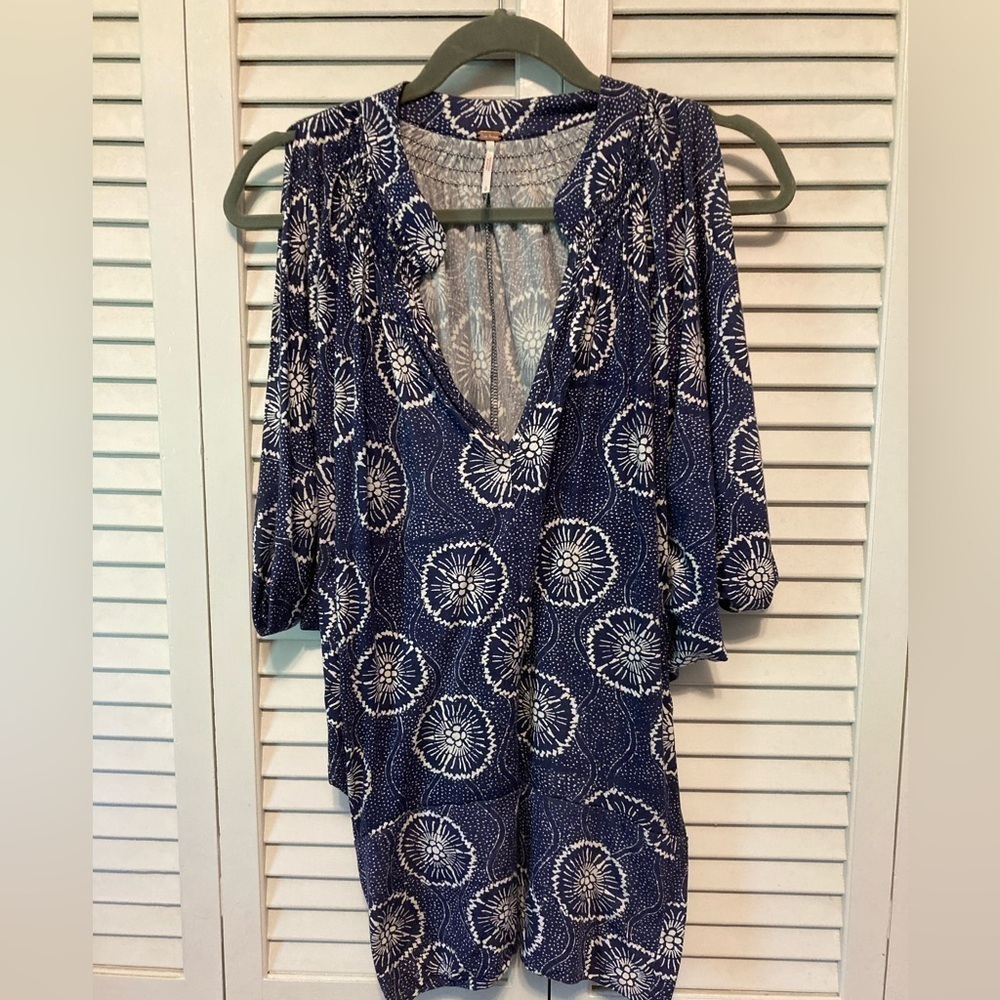 Free People Blue And White V-Neck Slit Wing Tank Blouse Size Small